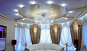 Натяжной потолок в зале